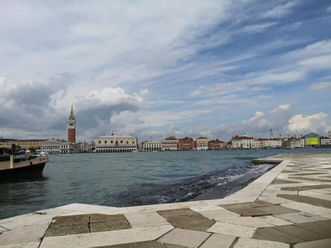 Walking Tour to Discover the Hidden Corners of Venice - Tour Description