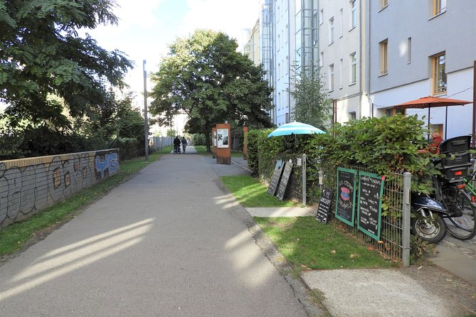 Wall Tour - Destinies, Love Stories, and Heroes - The Impact and Legacy of the Berlin Wall