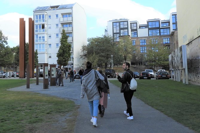 Wall Tour - Destinies, Love Stories, and Heroes - The Sum Up