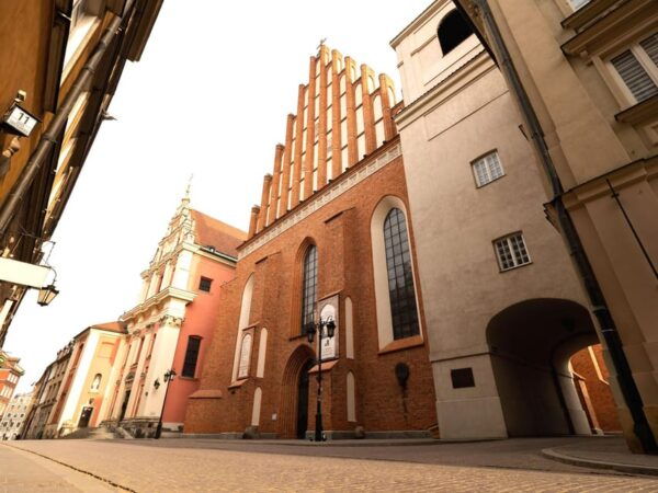 Warsaw: Cathedral Organ Concerts and Tour of the Crypts - Performer Attire