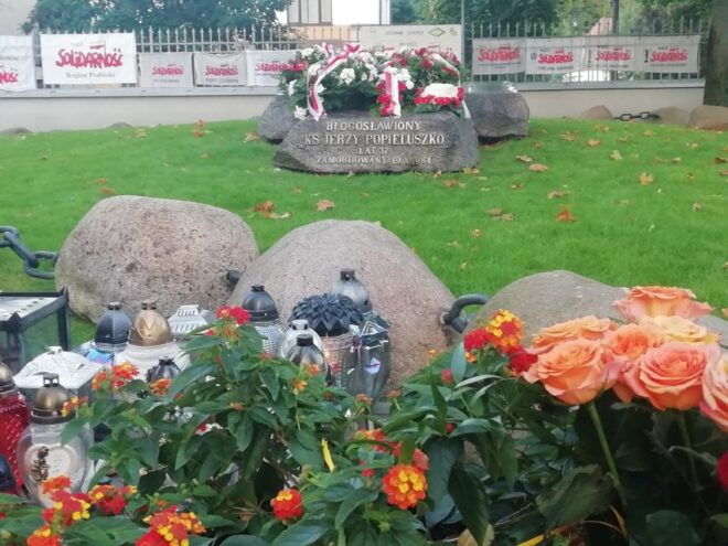 Warsaw: Insider Tour Through Hidden Gems With Hotel Pickup - Learn About Polish History