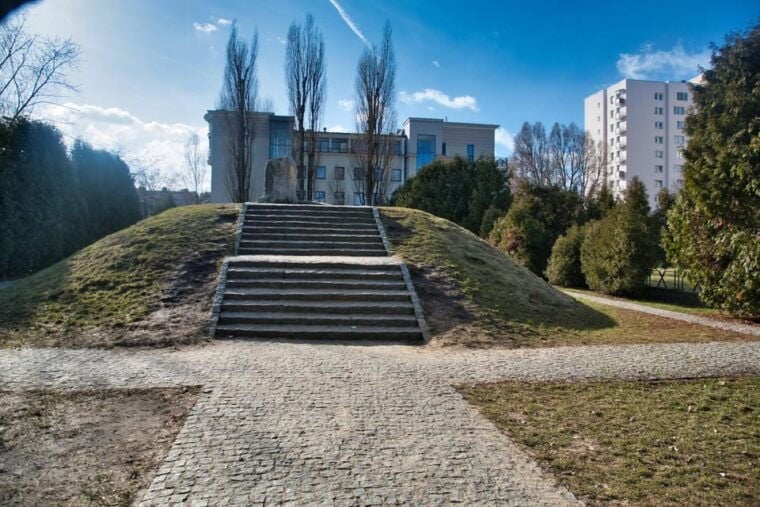 Warsaw: Jewish Heritage & Holocaust Walking Tour - Authentic Stories and Guided Expertise