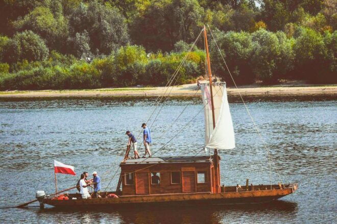 Warsaw: Traditional Galar Cruise on The Vistula River - Included Amenities