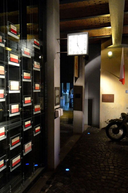 Warsaw Uprising Museum and Lazienki Park /inc. Pick-up/ - Audio Guide Availability