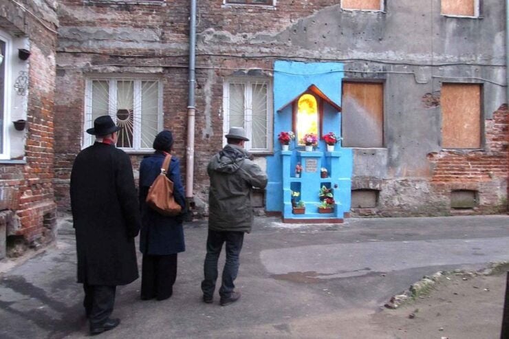 Warsaw: WWII Private Tour by Retro Minibus With Hotel Pickup - Tour Duration and Guide Availability