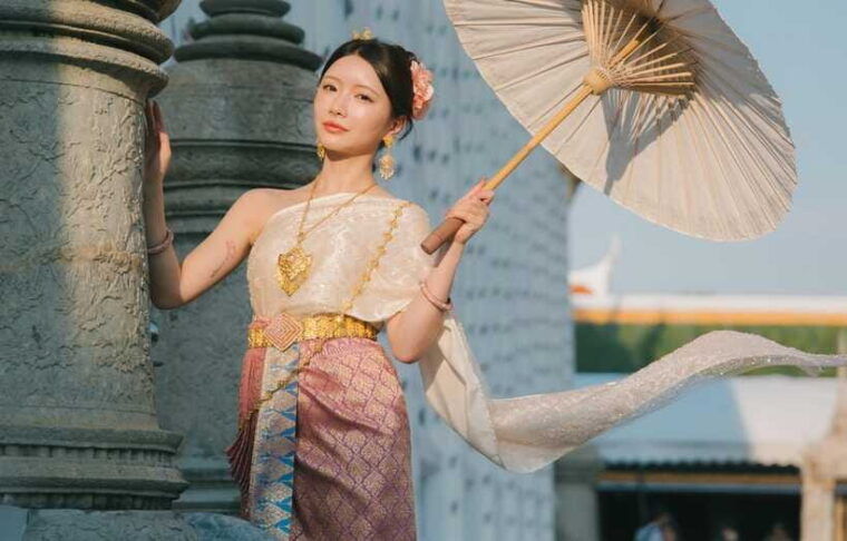 Wat Arun Photoshoot in Thai Costume: Bangkok, Thailand - Capturing Memorable Moments With a Professional Photographer