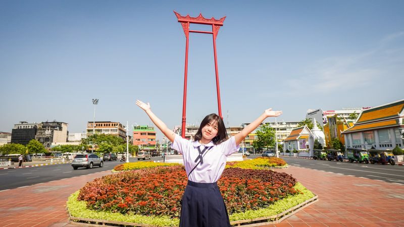 Wat Bowonniwetwiharn Ratchaworawiharn & Giant Swing & Sriphan Half-day Old Town & Interactive Tour - What to know before you book