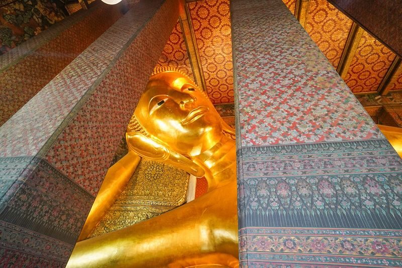 Wat Pho, Wat Arun & Flower Market Guided Walking Tour in Bangkok - Wat Arun and the traditional Thai costume