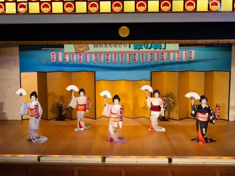 Weekend Geisha Dance Performance "Hana-no-Mai" in Atami - Front-Row Seats and the Dance