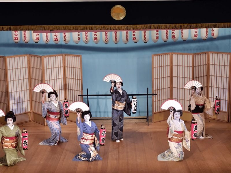 Weekend Geisha Dance Performance "Hana-no-Mai" in Atami - Shamisen Music and the Photo Session