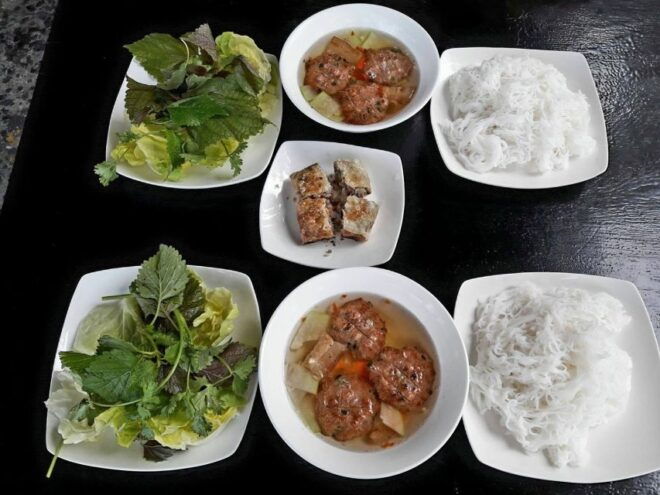 Weekend Hanoi Night Market & Street Food Tour - Street Food Experience