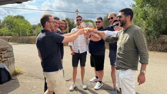 Weinsonntag in Mallorca Translates to "Wine Sunday in Mallorca." - Food and Beverage Offerings