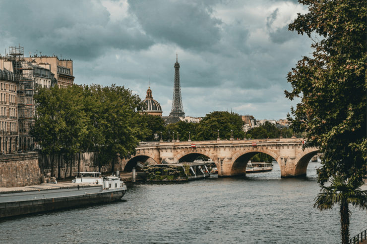 Welcome to Paris: A Self-Guided Audio Tour in English - Key Points
