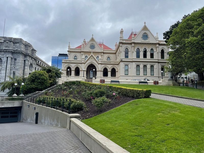 Wellington City Highlights & Coastal Half-Day Tour - Who should book this Wellington tour?