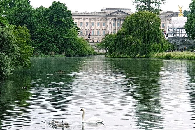 Westminster Abbey Private Tour With a Walk in the Heart of London - Discovering the Intricate Interior Design