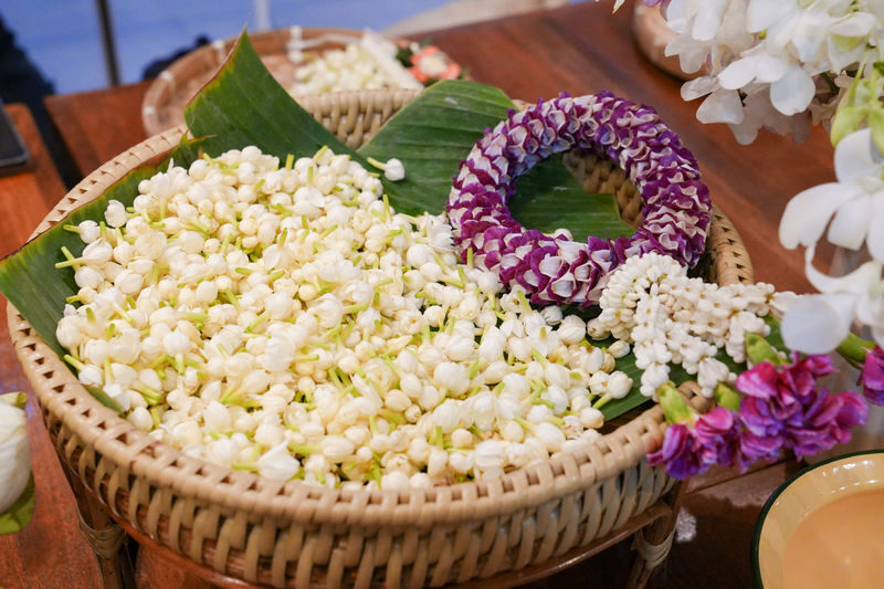 White Lotus Thai Garland Workshop at Pak Khlong Talat Flower Market Tour in Bangkok - What to know before you book
