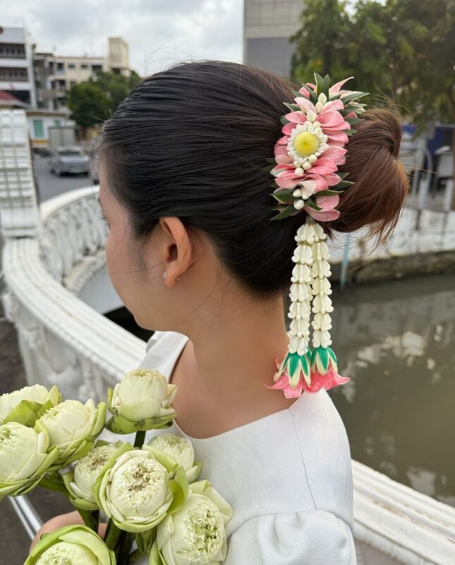 White Lotus Thai Garland Workshop at Pak Khlong Talat Flower Market Tour in Bangkok - A flower market that still has a working rhythm