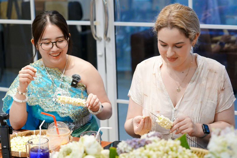 White Lotus Thai Garland Workshop at Pak Khlong Talat Flower Market Tour in Bangkok - Drinks, sweets, and small extras