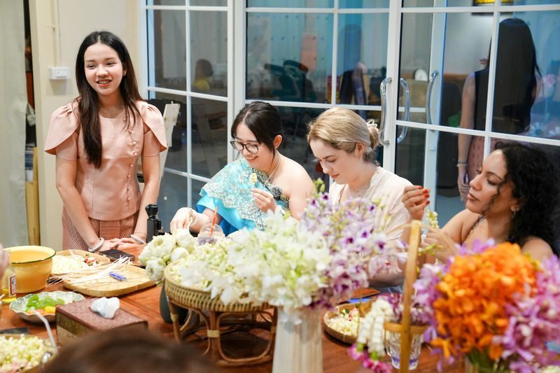 White Lotus Thai Garland Workshop at Pak Khlong Talat Flower Market Tour in Bangkok - Is the price worth it?