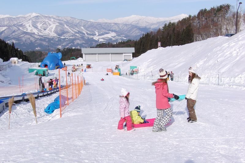 White PIA Takasu 1-DAY Lift Ticket & Round-Trip Bus from Nagoya - A ski day that begins at Nagoya Station