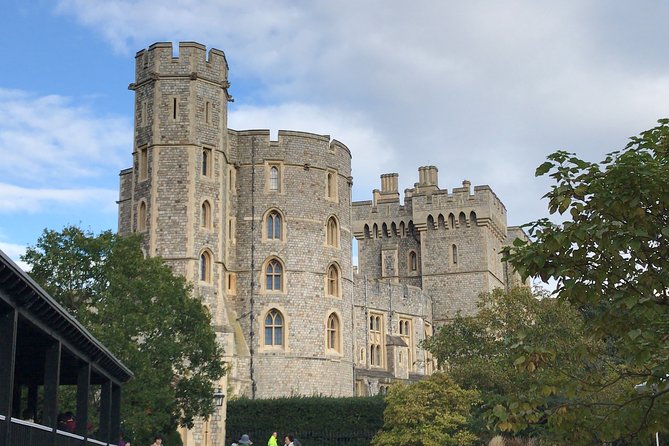 Windsor Castle & Hampton Court Palace: A Royal Saga - Intriguing Stories of Hampton Court Palace