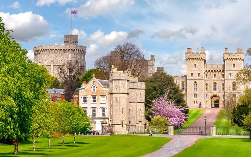Windsor Castle, Stonehenge & Oxford Full-Day Tour from London - Oxford: a change of pace at the end