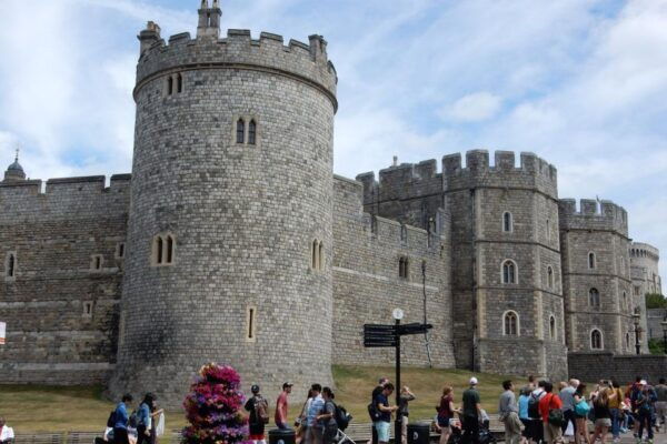 Windsor: Quirky Self-Guided Smartphone Heritage Walks - Detailed Directions and Historical Insights