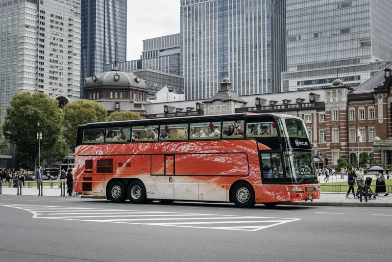 Worlds first! SUSHI BUS TOKYO (All you can eat revolving sushi) - The hosts, pace, and group size
