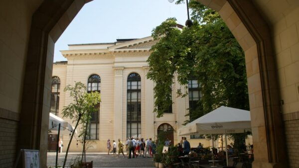 Wrocław: 2-Hour E-Bus Tour With Licensed Guide, 13-15 People - Frequently Asked Questions