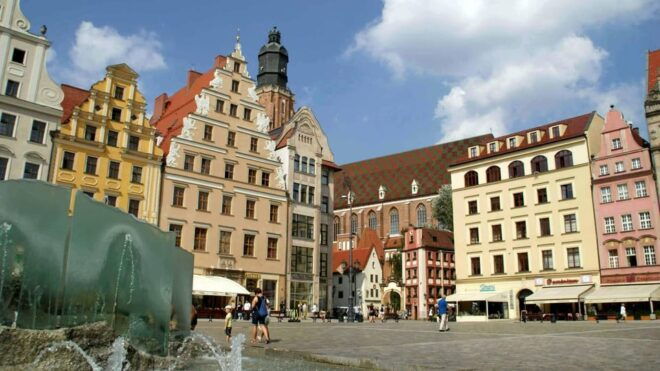 Wrocław: 2-Hour RETRO E-Bus Tour (For Groups up to 7 People) - Tour Experience