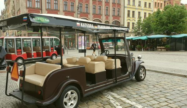Wrocław: 2-Hour RETRO E-Bus Tour (For Groups up to 7 People) - Group Size