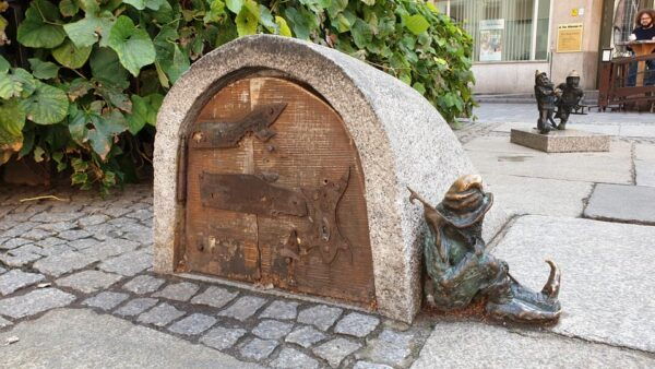 Wrocław: Following the Dwarfs. See the City Differently! 2h - Private Group and Language Options