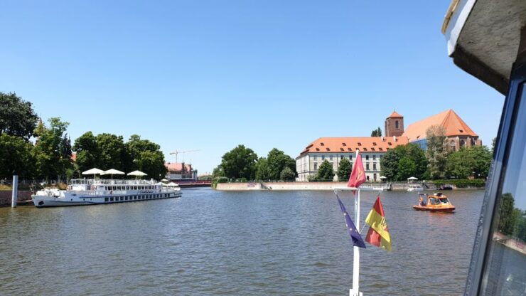 Wrocław: Long City Walk and River Cruise - Tour Duration and Guide Availability