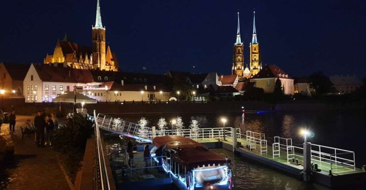 Wrocław: Old City Night Walk and Gondola Ride - Experience Highlights