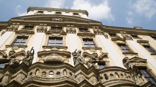 Wrocław: Old Town Sightseeing With Tasting of Local Liqueur - Guided Tour Features