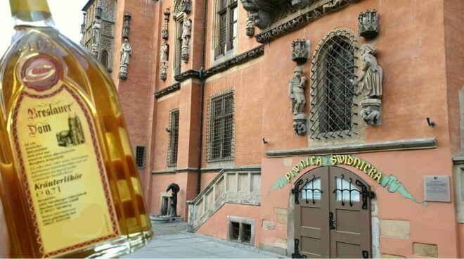 Wrocław: Old Town Sightseeing With Tasting of Local Liqueur - Accessibility and Cancellation