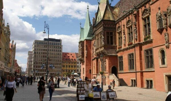 Wrocław: Old Town Sightseeing With Tasting of Local Liqueur - Available Languages