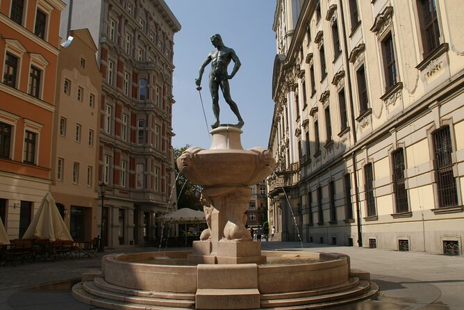 Wroclaw: Tour With RETRO E-Bus, 2h Gr. 3-7 People, English-Guide - Meeting and End Point