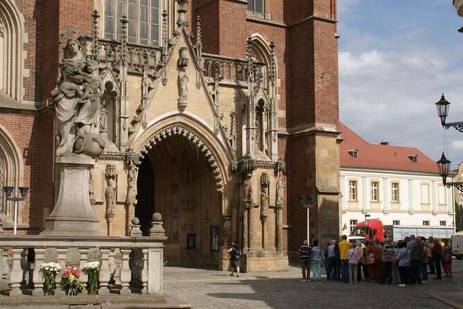 Wroclaw: Tour With RETRO E-Bus, 2h Gr. 3-7 People, English-Guide - Tour Information and Accessibility