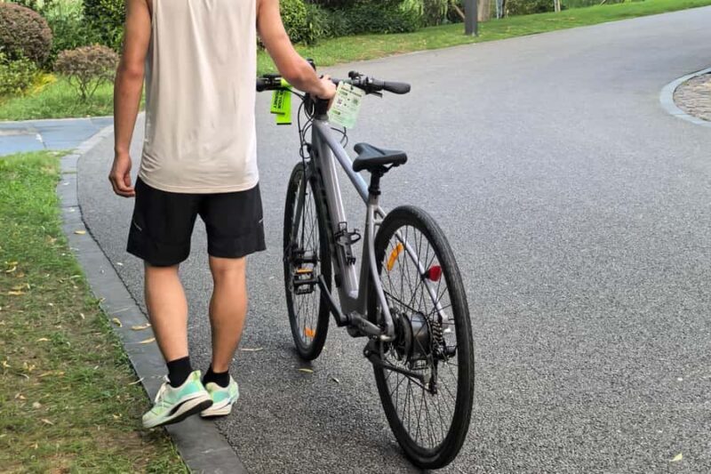 Wuhan: East Lake Guided Bike Tour with Gift Pack - Good To Know