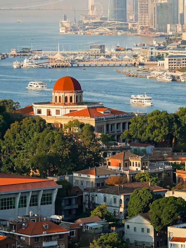 Xiamen Wuyuan Bay and Gulangyu Island Full-Day Tour - A day split between bay and island
