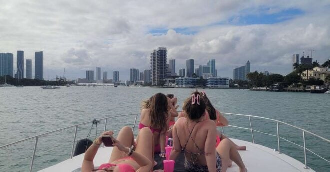 Yacht Cruise Biscayne Bay, Miami Beach and Sand Bar. 40Ft - Yacht Description