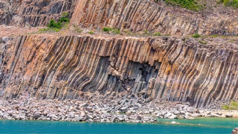 Yacht Island-Hopping & Cultural Day Tour: Sai Kung Yim Tin Tsai Hakka Snacks Food Tasting & Ancient Volcanic Rocks & Sharp Island sightseeing - Drinks, snacks, and comfort aboard