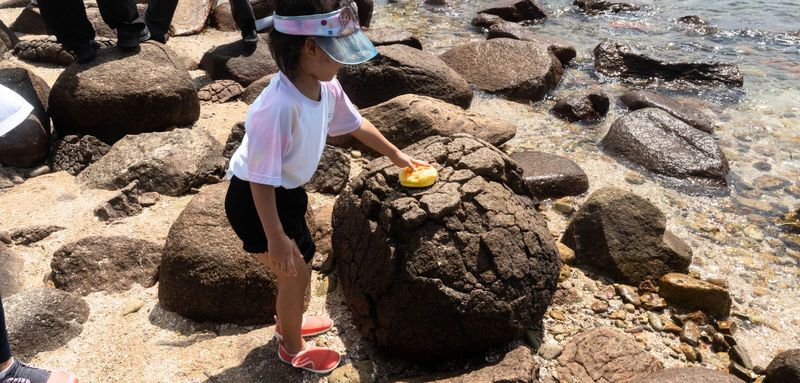 Yacht Island-Hopping & Cultural Day Tour: Sai Kung Yim Tin Tsai Hakka Snacks Food Tasting & Ancient Volcanic Rocks & Sharp Island sightseeing - Heat, group size, and booking cautions