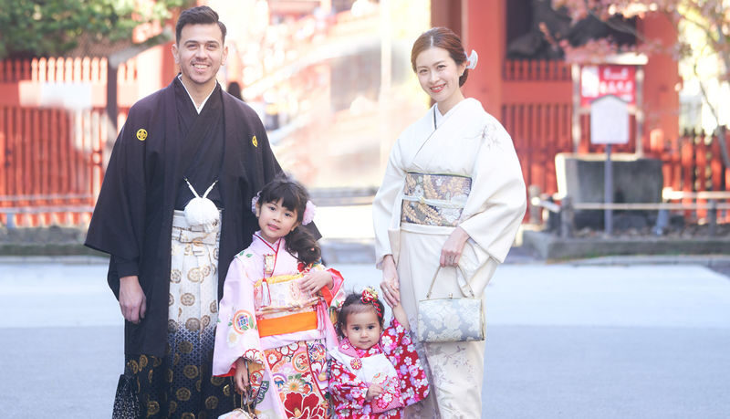 YAE Kimono Rental Asakusa Tokyo - Picking a kimono in the heart of Asakusa