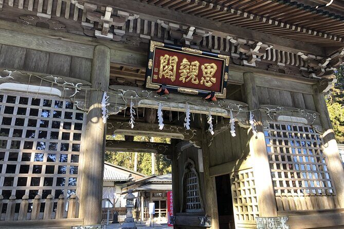 Yamanashi: Minobusan, Japans Sacred Mountain of Faith - The Optional Inclined Elevator: A Thoughtful Addition