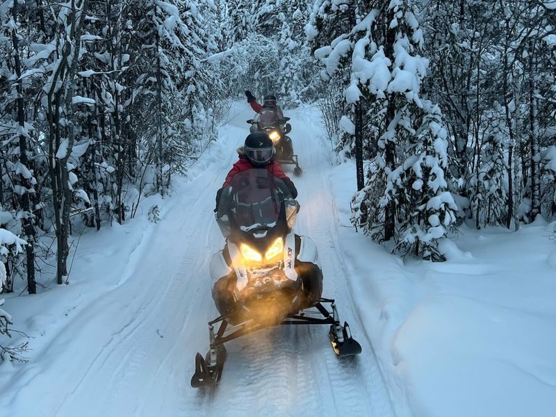 Yellowknife outdoor experience snowmobile - What the guide adds