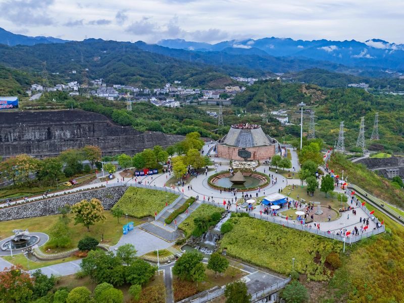 Yichang Three Gorges Dam and Gezhouba Full-Day Cruise - Xiling Gorge brings the scenery back into focus
