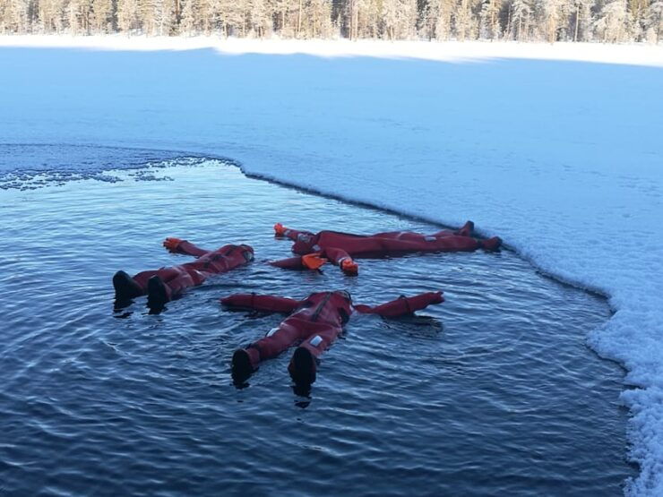 Ylläs: Lake Ylläsjärvi Ice-Floating Experience - What to Expect