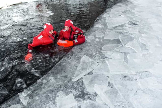 Ylläs: Lake Ylläsjärvi Ice-Floating Experience - Safety Measures